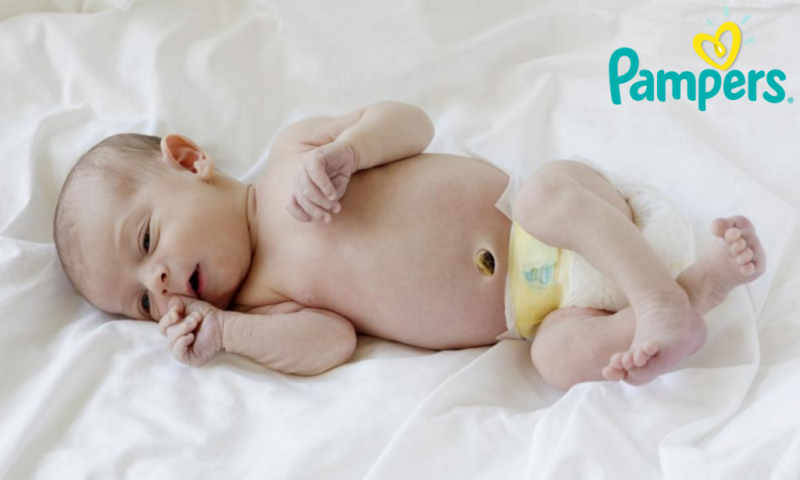 Pasgeboren baby draagt goedkope pamper